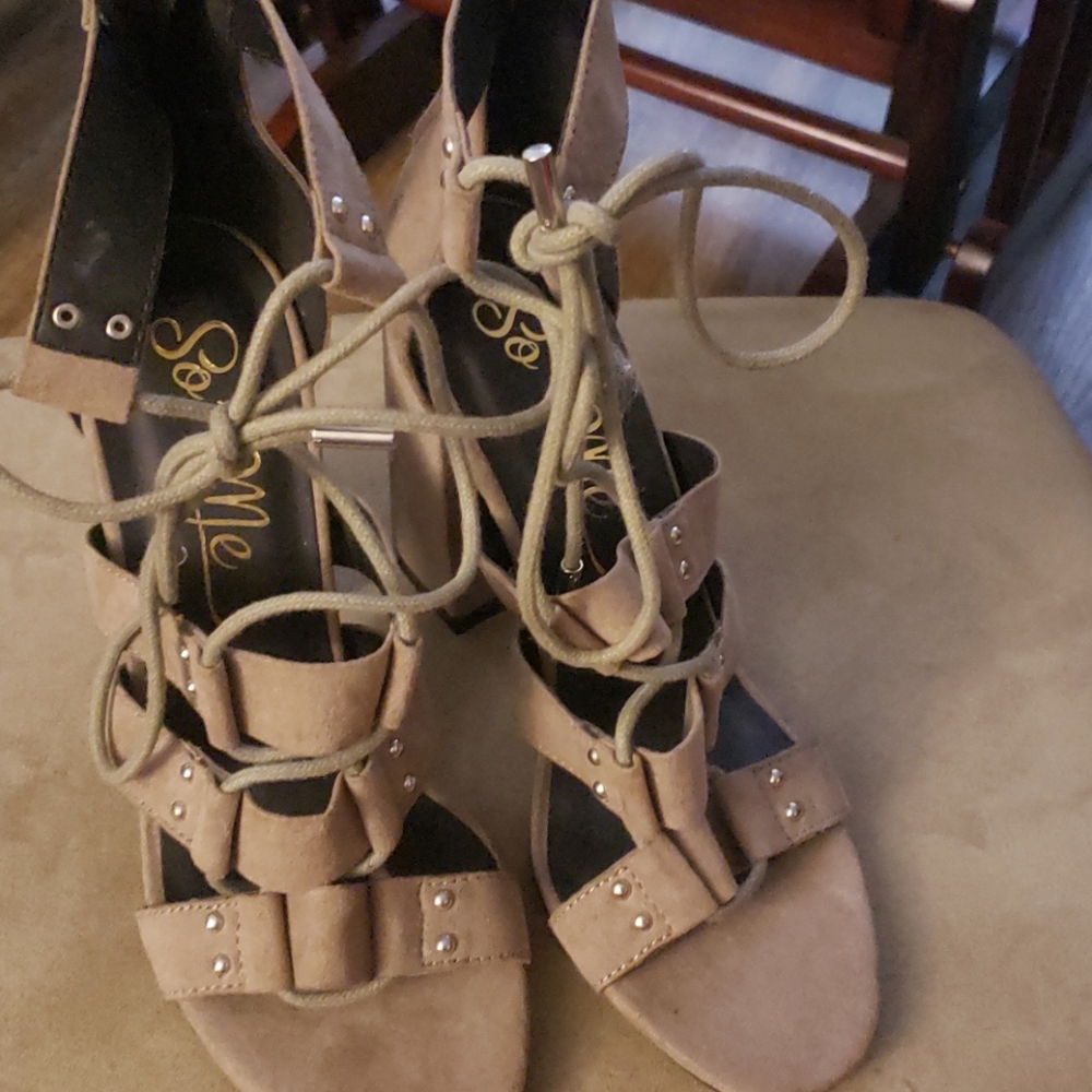 Womens super cute T- strapped thick heeled heels